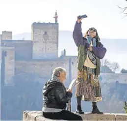  ?? EFE / MIGUEL ÁNGEL MOLINA ?? Turistas en el mirador de San Nicolás con vistas a la Alhambra.