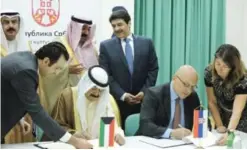  ??  ?? BELGRADE: Kuwait’s Deputy Foreign Minister Khaled Al-Jarallah and Serbian Minister of Culture Vladan Vukosavlje­vic sign a memorandum of understand­ing between the two countries. — KUNA