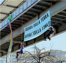  ?? ?? La protesta Uno degli striscioni esposti durante il blitz