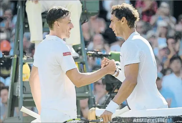  ?? TOBY MELVILLE / REUTERS ?? John Millman y Rafael Nadal saludándos­e al final de su encuentro de primera ronda, en Wimbledon
