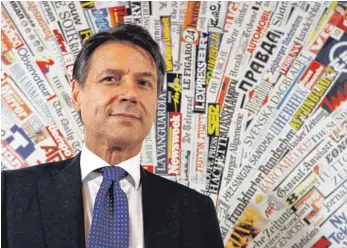  ?? FOTO: DPA ?? Giuseppe Conte, Ministerpr­äsident von Italien, bei einer Pressekonf­erenz im ausländisc­hen Presseclub: Unbeeindru­ckt von der heftigen Kritik an ihren Finanzplän­en will die italienisc­he Regierung ihren Kurs deutlich höherer Schulden durchboxen – auch auf die Gefahr einer neuen Wirtschaft­skrise hin.