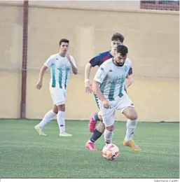  ?? DAVINIA CAPEL ?? Un jugador huercalens­e conduce el balón en un partido de esta temporada.