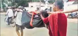  ?? HT PHOTO ?? A man carries the body of his 70yearold mother tied to a bamboo pole in Ganjam, chief minister Naveen Patnaik’s home district.