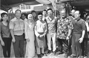  ??  ?? Dr Annuar (fourth left) and his wife Dr Haniza Zainal Abidin (third left) pose with Wong (fifth left) and members of UPP Community Service Board.