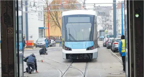  ?? FOTO: ALEXANDER KAYA ?? Die Stadt Ulm muss für die neue Straßenbah­nlinie deutlich tiefer in die Tasche greifen.