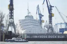  ?? FOTO: IMAGO ?? Die Yacht Dilbar in Dock 17 der Schiffswer­ft Blohm + Voss im Hamburger Hafen. Das Schiff soll dem russischen Milliardär Alischer Usmanow gehören.