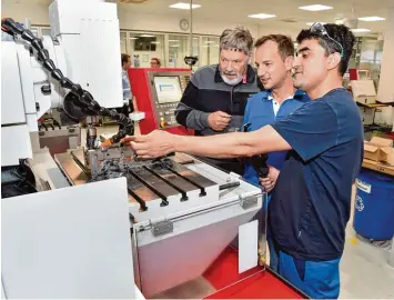  ?? Foto: Thorsten Jordan ?? In der Ausbildung­swerkstatt der Firma Rational (von links): „Senior“Lutz Krey, Manuel Dodik (Rational) und der Afghane Sameer Abdullah Hashemi an der Fräsmaschi­ne.