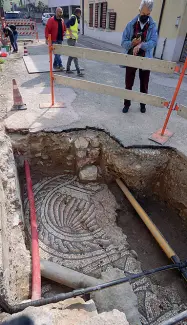  ?? (foto Sartori) ?? La bellezza
I mosaici al cantiere Agsm