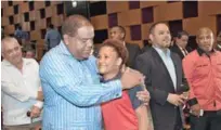  ??  ?? El ministro Danilo Díaz abraza a la judoka Estéfany Soriano, a quien el INVI le construirá una casa en Bayaguana.