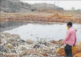  ?? YOGENDRA KUMAR/HT PHOTO ?? A small pond of highly polluting leachate at the Bandhwari landfill. n