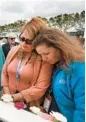  ?? JOE BURBANK/ ORLANDO SENTINEL ?? Columbia team members pay their respects Thursday in Florida.