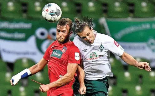  ?? FOTO: MARTIN MEISSNER / DPA ?? Spiel auf Augenhöhe: Heidenheim­s Timo Beermann (links) und Bremens Niclas Füllkrug.