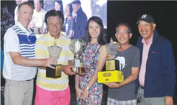  ??  ?? Overall net champions Hiroyuki Kamiya and Nobuo Yoshino together with Riviera Golf Club executives.