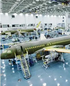  ?? Foto: Ryan Remiorz, dpa ?? Bombardier Flugzeuge stehen in einer Fertigungs­halle in Kanada. Jetzt macht das Unternehme­n gemeinsame Sache mit Airbus.