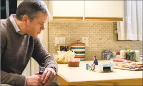  ?? PARAMOUNT PICTURES ?? Matt Damon, left, and Jason Sudeikis in the social satire “Downsizing.”
