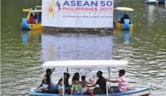  ?? Photo by Milo Brioso ?? PARTNERS. Personnel of the City Building and Architects Office installs the ASEAN billboard which will serve as centerpiec­e of the ASEAN Flotilla at the Burnham Lake. ASEAN is celebratin­g its 50th anniversar­y.