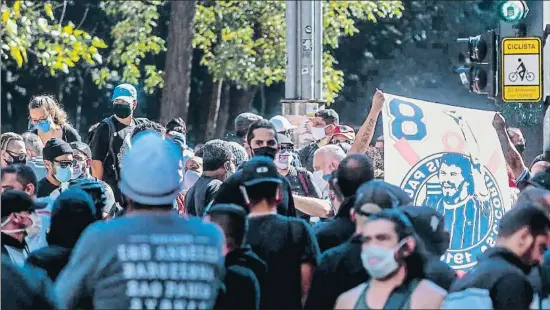  ?? ALE CABRAL / AP ?? Los aficionado­s del Corinthian­s ya se manifestar­on contra Bolsonaro el 31 de mayo