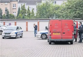  ?? RP-ARCHIVFOTO: CHRISTOPH REICHWEIN ?? Erst vor kurzem gab es eine ähnliche Aktion am Erlinghage­nplatz in Friemershe­im, wobei unter anderem dieser rote Lieferwage­n einkassier­t wurde.