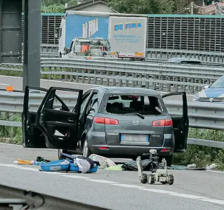  ?? ?? L’auto della fuga L’auto in cui sono stati ritrovati cadaveri Zlatan Vasiljevic e Gabriela Serrano ( foto Hasho)