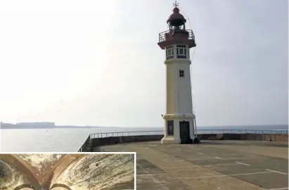  ?? Fotos: Rathaus ?? Zwei der Neuaufnahm­en: Leuchtturm am Hafen und Almerías ältestes Wasserdepo­t.