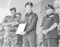  ??  ?? TERIMA KASIH: Abdul Wahab (kiri) menyampaik­an sijil penghargaa­n kepada Ismail pada Majlis Penutupan Latihamal Ops MEX Kenyalang Jabatan Bomba dan Penyelamat Malaysia Ke-20 Tahun 2018 di Kuching, semalam.