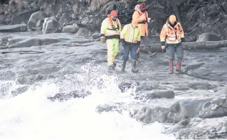  ?? ASHLEY THOMPSON • SALTWIRE NETWORK ?? Ground Search and Rescue crews scoured the shoreline near the Delaps Cove wharf in Annapolis County on Tuesday for six crew members of the Chief William Saulis.