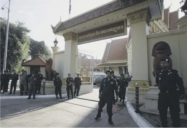  ??  ?? 0 Security personnel guard the Supreme Court during its hearing on country’s main opposition Cambodia National Rescue Party in Phnom Penh