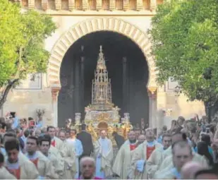  ?? // ÁLVARO CARMONA ?? El Corpus Christi sale de la Catedral de Córdoba