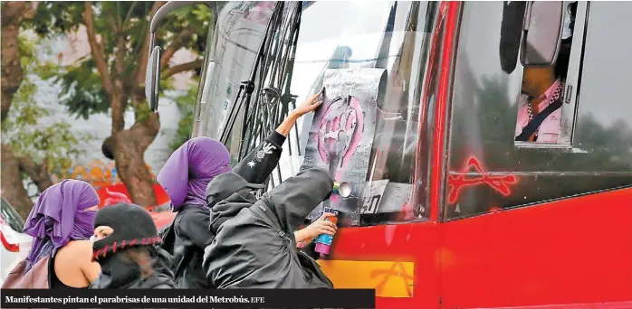  ?? EFE ?? Manifestan­tes pintan el parabrisas de una unidad del Metrobús.