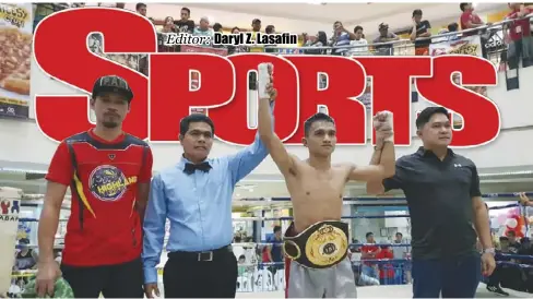  ?? PHOTO COURTESY OF BRICO SANTIG ?? John Michael Zulueta (3rd from left) successful­ly defended his ABF minimumwei­ght title from contender Mike Kinaadman via unanimous decision during a bout that was part of the MassKara Festival in Bacolod City on Oct. 28.