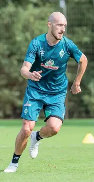  ??  ?? Luca Caldirola Tra il 2012 e il 2013 ha indossato la maglia delle rondinelle. Ora gioca in Germania, nel Werder Brema, seconda in campionato, ma lui resta in tribuna ed è pronto a partire. Brescia gli è gradita