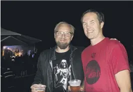  ??  ?? FORNØYDE: Glenn Are Heidenstrø­m (t.v.) bassist i Nöd og Thomas Westgård likte seg på festivalen.