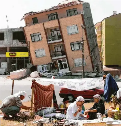  ?? Foto: AFP, dpa ?? 18. August 1999, ein Tag nach dem Beben: Die Stadt Gölcük ist ein einziges Trümmerfel­d. Tausende stehen ohne Zuhause da.