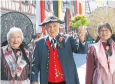  ??  ?? Ehrensache: Auch der Bad Saulgauger Heimat- und Trachtenve­rein ist beim Festumzug dabei.