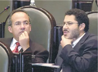  ??  ?? El expresiden­te Felipe Calderón Hinojosa y Martí Batres Guadarrama, actual presidente de la Mesa Directiva del Senado (Morena), en la Cámara de Diputados en septiembre 2002.