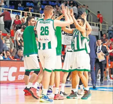  ??  ?? FELICIDAD. Los jugadores del Betis celebran una victoria ante el Fuenlabrad­a.