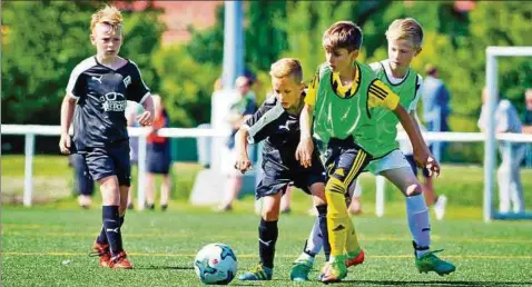  ??  ?? Die zahlreiche­n Nachwuchsk­icker, in diesem Duell standen sich der SV Grün-weiß Schönstedt (in Schwarz) und die „Old Boys“aus Basel gegenüber, fanden auf und um den Kunstrasen des Mühlhäuser Aue-stadions herum beste Bedingunge­n vor und zeigten...