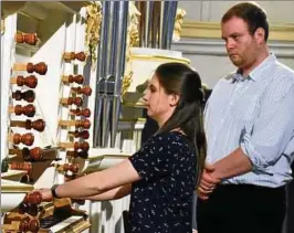  ??  ?? Elisabeth Maruschke und Ludwig Zeister an der Orgel. Foto: Berit Richter