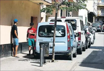  ?? FEDE CEDÓ ?? Dos menores migrantes salen por la puerta lateral del hotel Marisol en Calella