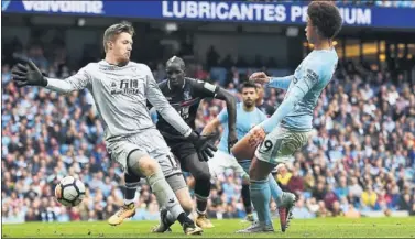  ??  ?? VICTORIA. El extremo alemán Leroy Sané remata para marcar su gol, el primero del City contra el Palace.