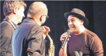  ?? FOTO: REGINA BRAUNGART ?? Großartig: Axel Kühn und Klaus Graf improvisie­rten im Wechsel mit Max Mutzkes Stimme.