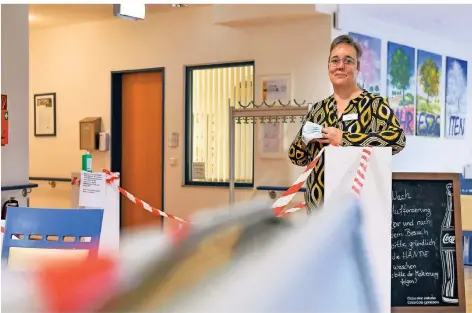  ?? FOTO: PRÜMEN ?? Um Besucher richtig zu lenken, hat Pflegeheim­leiterin Beatrix Dahlhaus im Empfangsbe­reich rot-weißes Absperrban­d anbringen lassen.