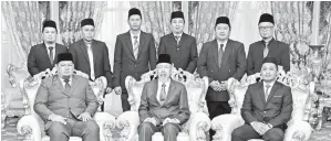  ??  ?? JUHAR (tengah, depan) merakamkan gambar kenangan bersama rombongan Pemuda Umno Libaran diketuai Rizan (kiri, depan).