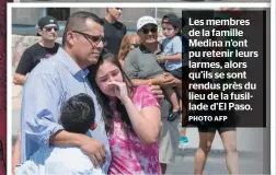  ?? PHOTO AFP ?? Les membres de la famille Medina n’ont pu retenir leurs larmes, alors qu’ils se sont rendus près du lieu de la fusillade d’el Paso.