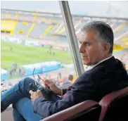  ??  ?? Carlos Queiroz viendo el juego Santa Fe-Tolima.