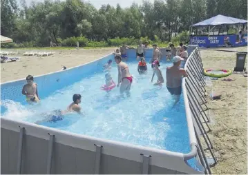  ?? FOTO IULIAN GROSU ?? La Galați a fost „inventată“plaja cu piscină din plastic