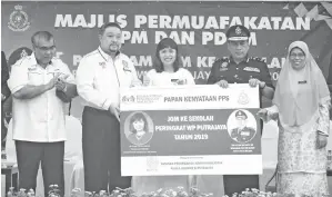  ??  ?? TEO (tengah) menyaksika­n majlis penyerahan replika papan kenyataan PPS daripada Exco Yayasan Pencegahan Jenayah Malaysia (MCPF) Bok Siew Mun (dua, kiri) kepada Rusdi Mohd Isa (dua, kanan) di Sekolah Kebangsaan Putrajaya Presint 16 (1) pada Isnin. -Gambar Bernama