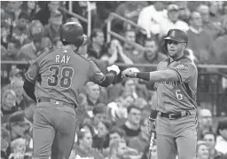  ?? JEFF CURRY/USA TODAY SPORTS ?? The Diamondbac­ks’ David Peralta (6) congratula­tes starting pitcher Robbie Ray after Ray’s sacrifice fly during Thursday’s game in St. Louis.