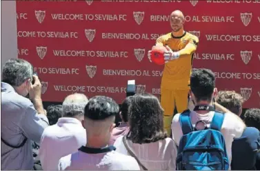  ??  ?? Dmitrovic, ayer durante su presentaci­ón como jugador del Sevilla.