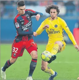  ?? FOTO: AP ?? Rabiot, junto a Deminguet, del Caen El medio del PSG rompió su silencio